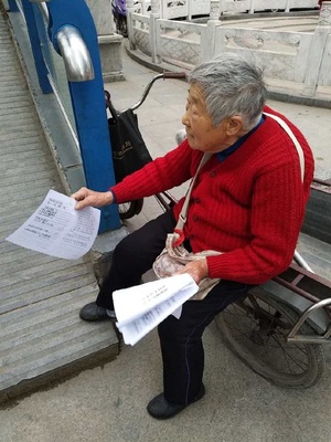 95岁老人在街上发传单竟是为了这个······真是让心酸不已。